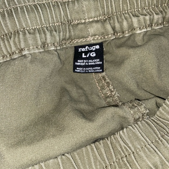 Green refuge cargo pants in good condition. (Worn: 2) - Picture 3 of 3